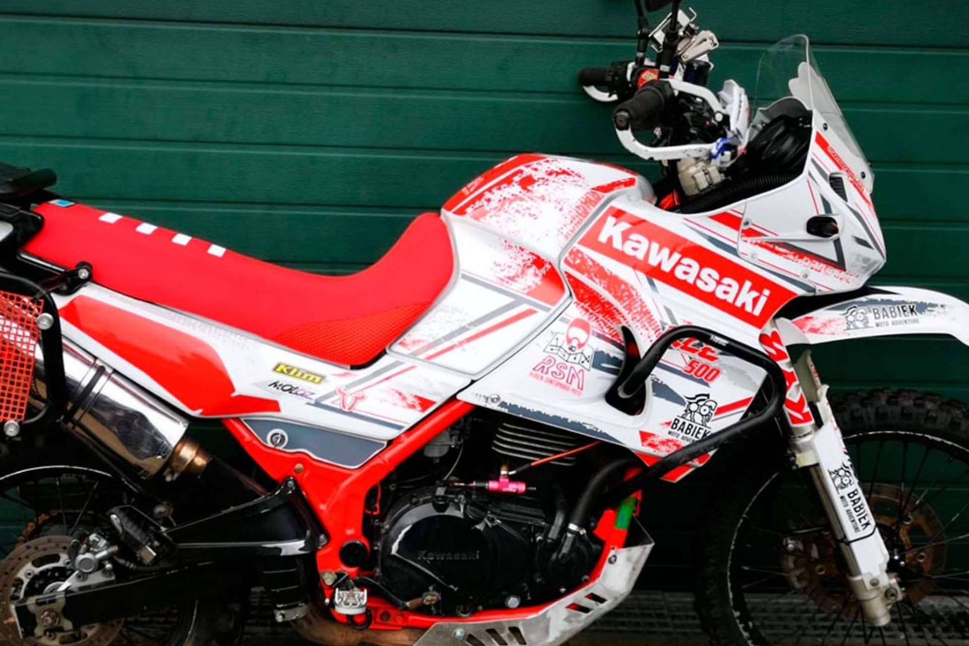 Renovar la moto con estilo con los plásticos y pegatinas de ADHESIVOSEMBARRADOS para la nueva temporada