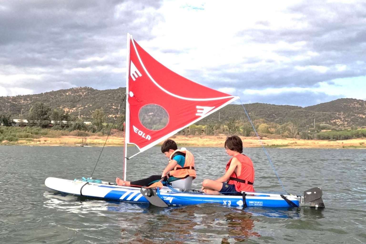 Accesorios universales vela EOLA para transformar paddles y kayaks en artefactos flotantes