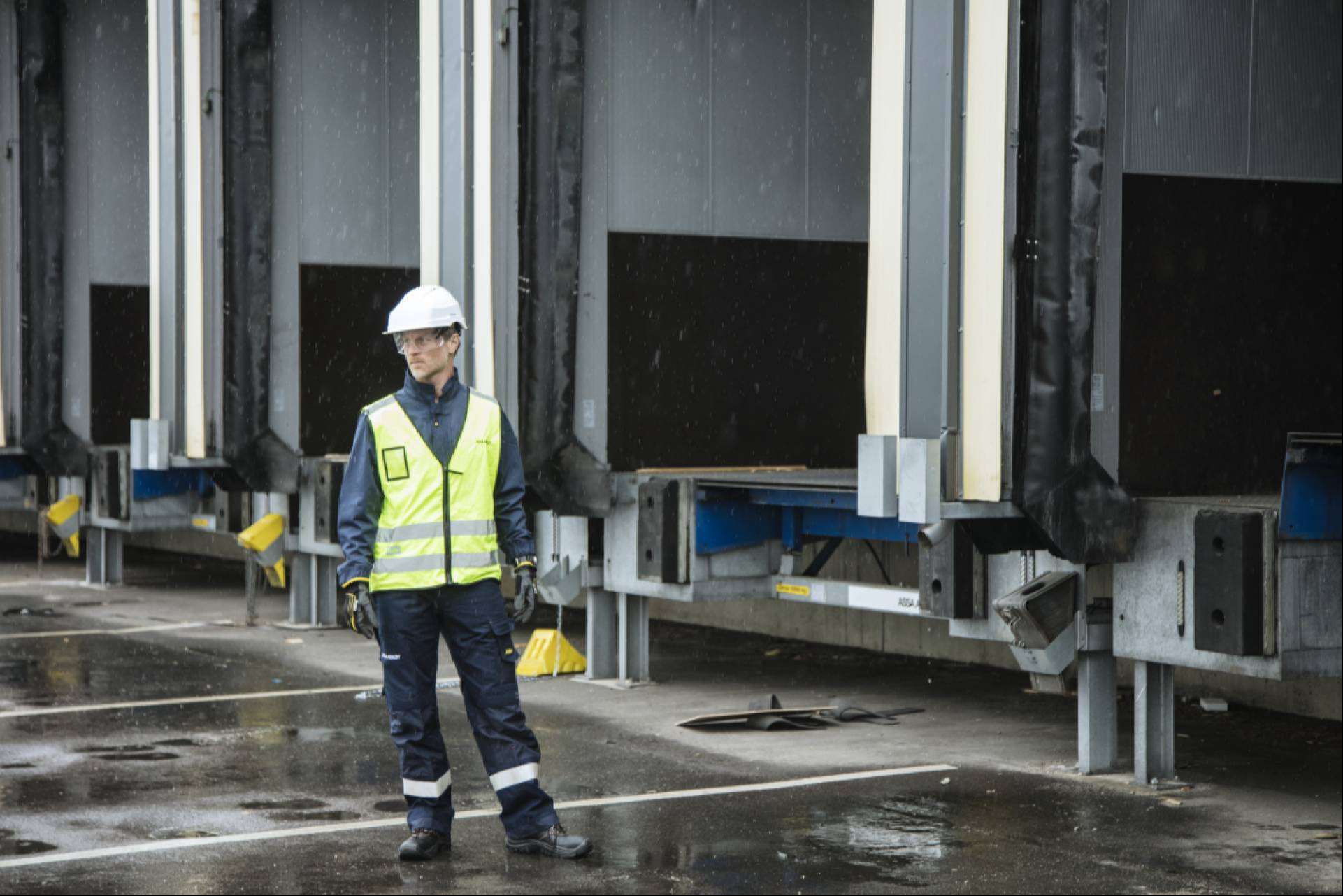 Ventajas del mantenimiento a puertas industriales y equipos de muelles de carga