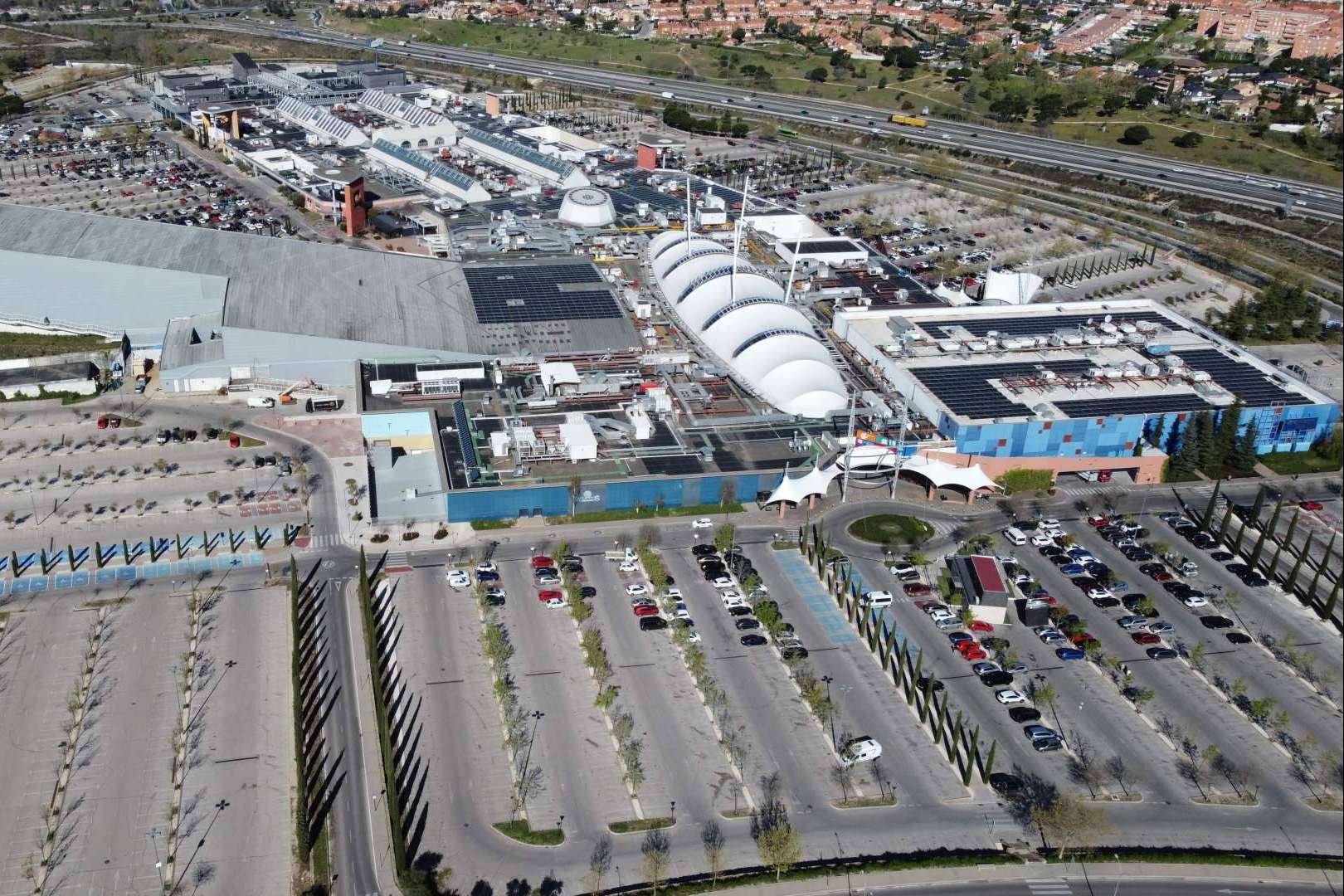 El parque de nieve Xanadú ya produce energía con 1870 paneles solares