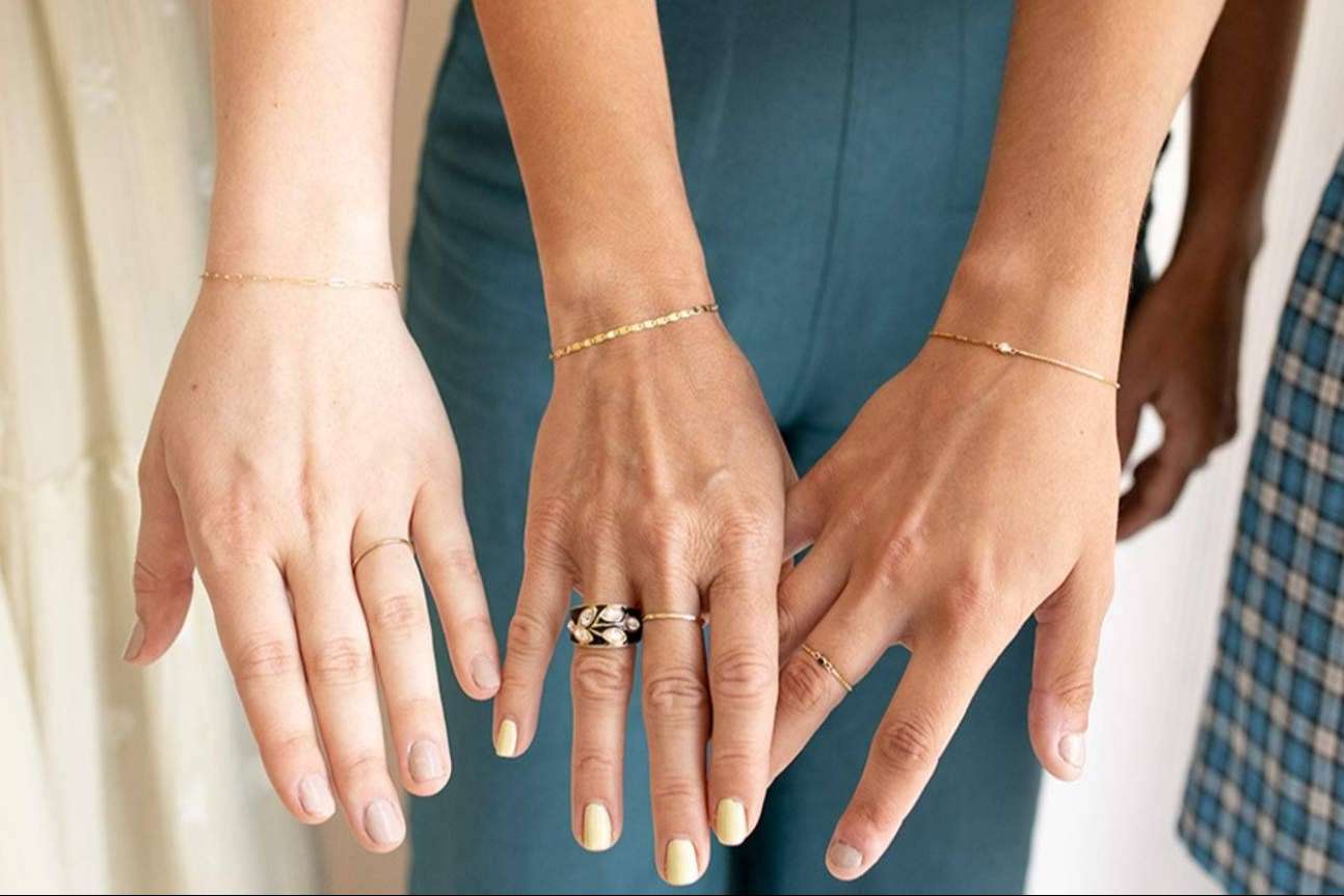 Lia B abre su nuevo estudio en Vigo con joyería artesanal y pulseras permanentes