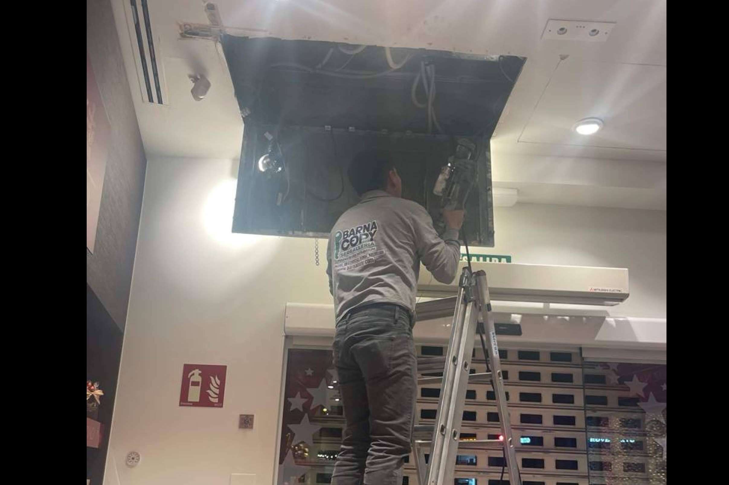 Barnacopy se especializa en instalación y mantenimiento de persianas para negocios en Barcelona