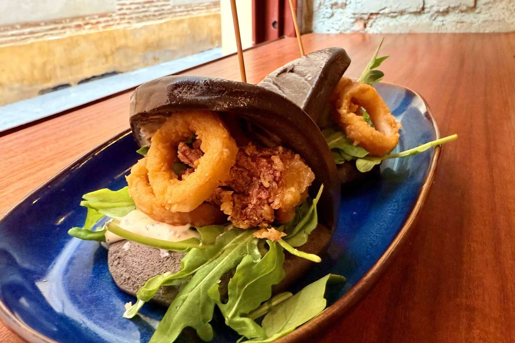 El restaurante Casaamigos destaca por su ambiente y su variada oferta de tapas