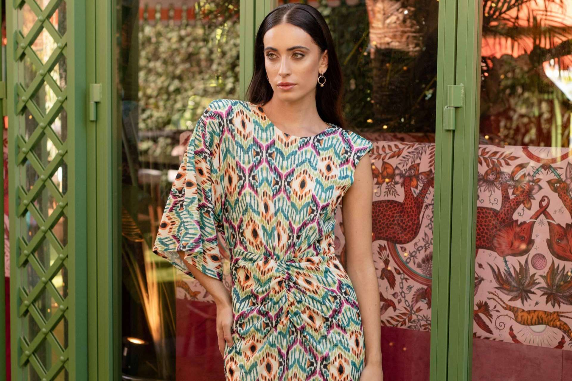Diseño y fabricación local en Sevilla, vestidos de invitada con elegancia atemporal