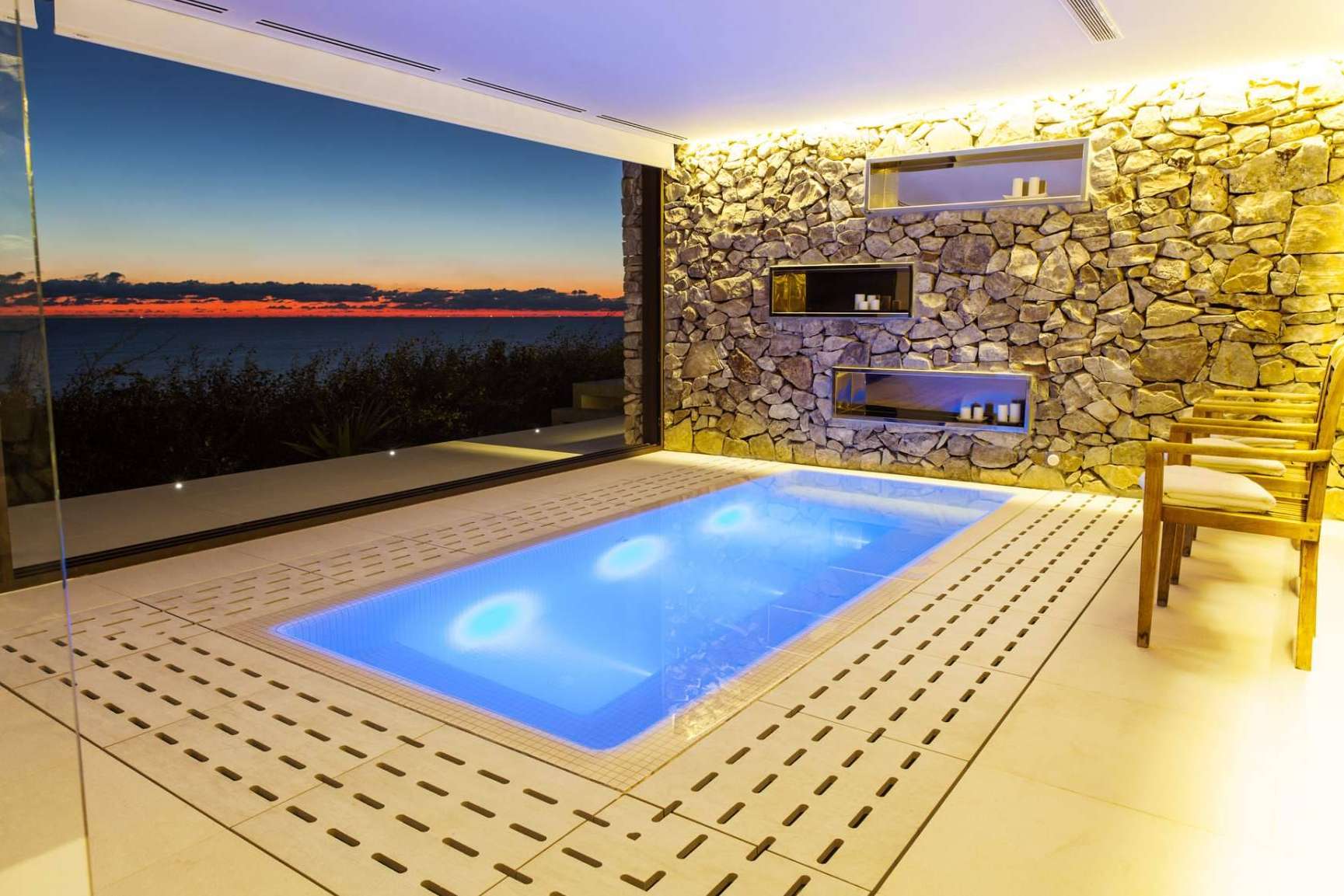 Villa Alkaram, el alquiler de lujo con piscina y jacuzzi frente al mar en Zahara de los Atunes