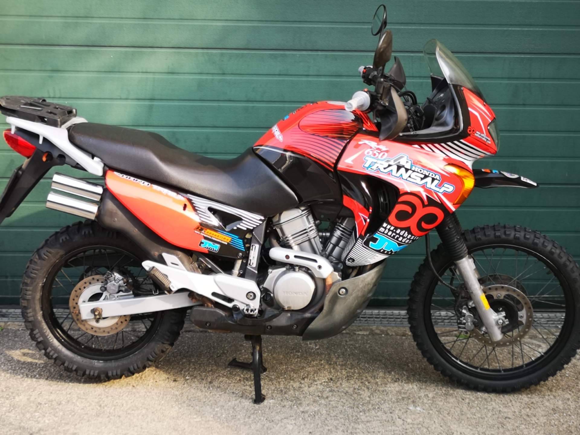 ADHESIVOSEMBARRADOS ofrece kits personalizados de pegatinas y vinilos para motos onroad y offroad