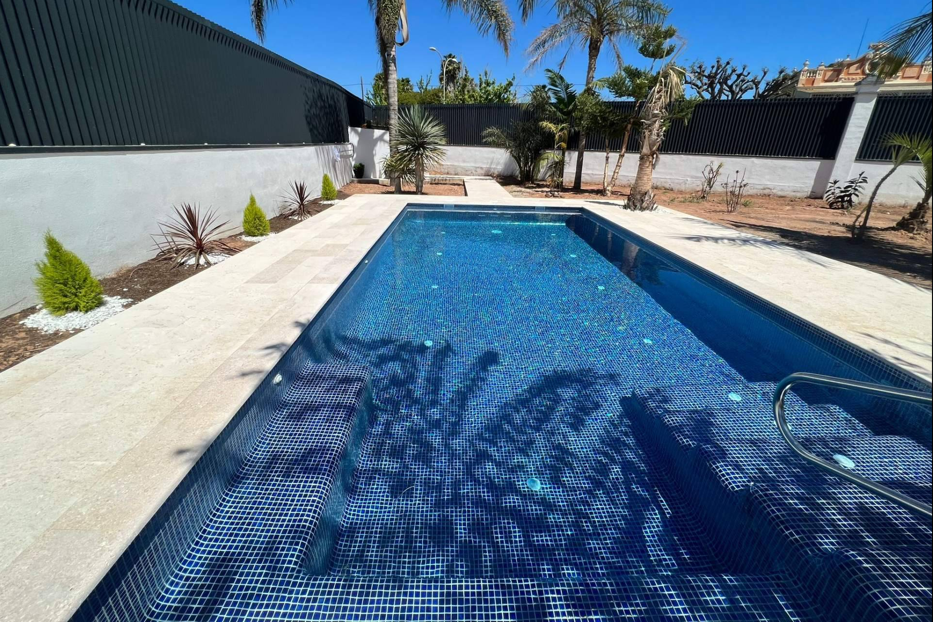 Tecnología sin químicos ni electricidad; así purifica el agua de piscinas el sistema Pool Tiger