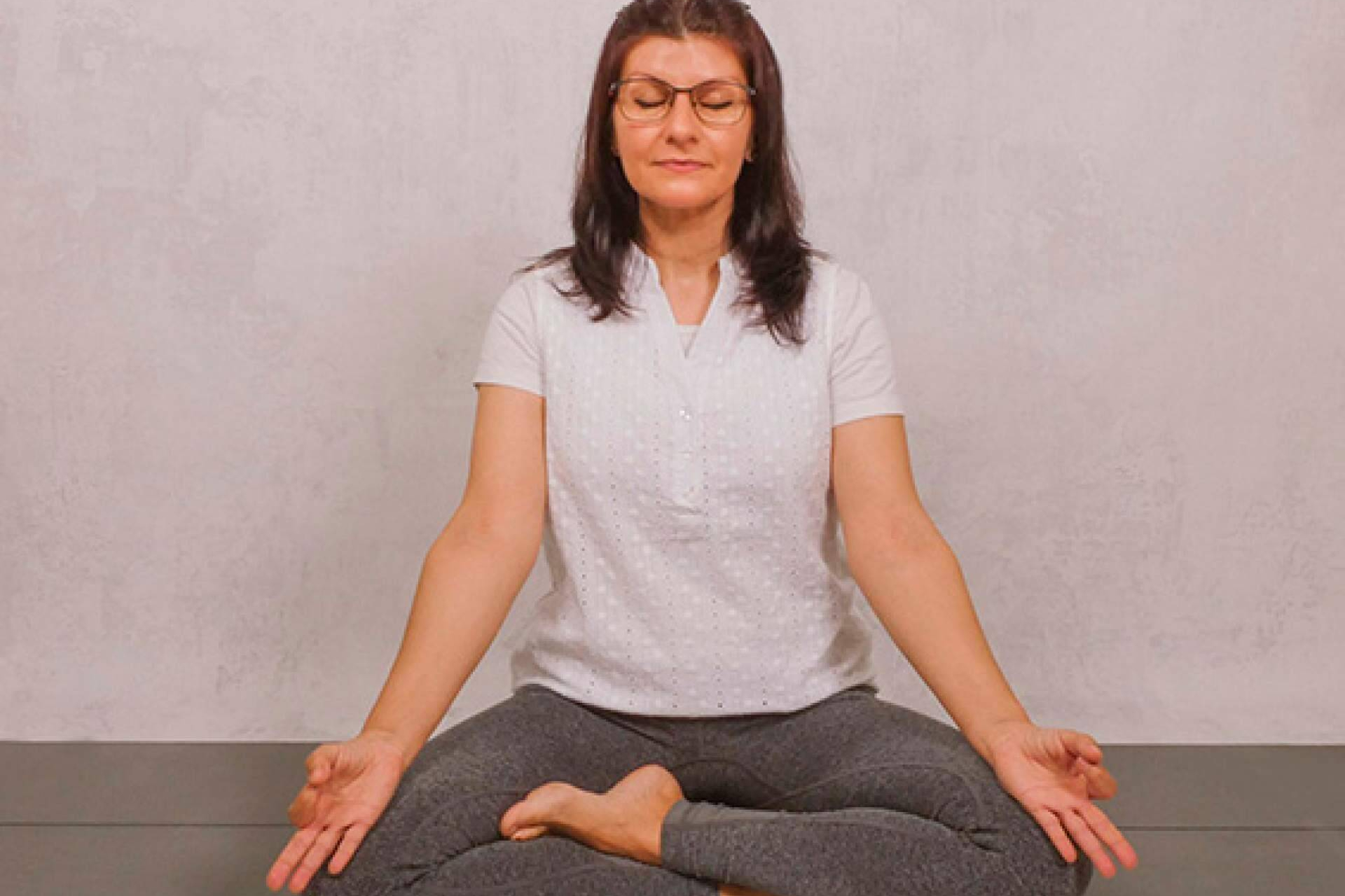 Bienestar integral en Valencia a través de yoga, pilates y yogalates en Centro Kalindi