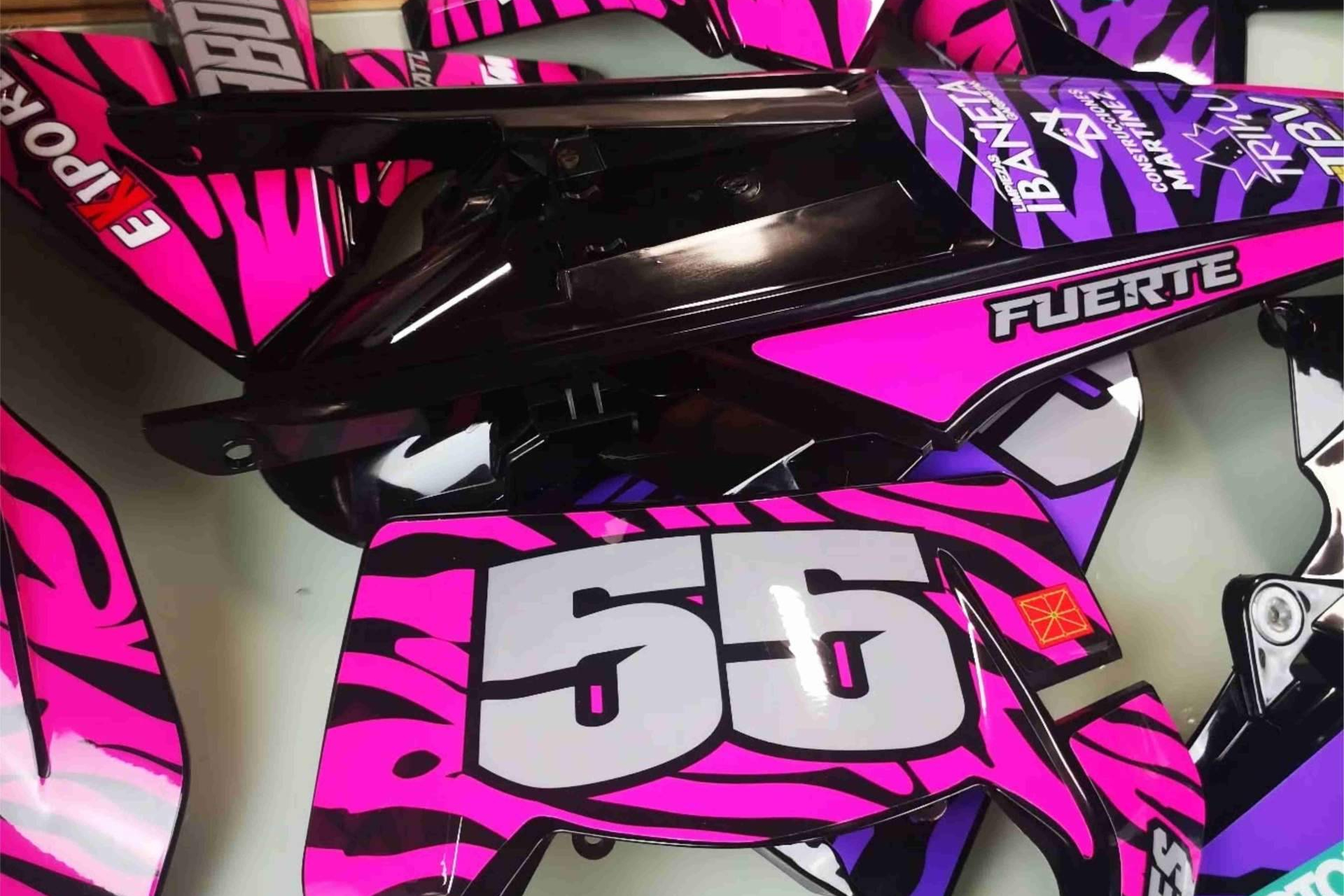 ADHESIVOS EMBARRADOS eleva el diseño personalizado con adhesivos para motos de alto rendimiento