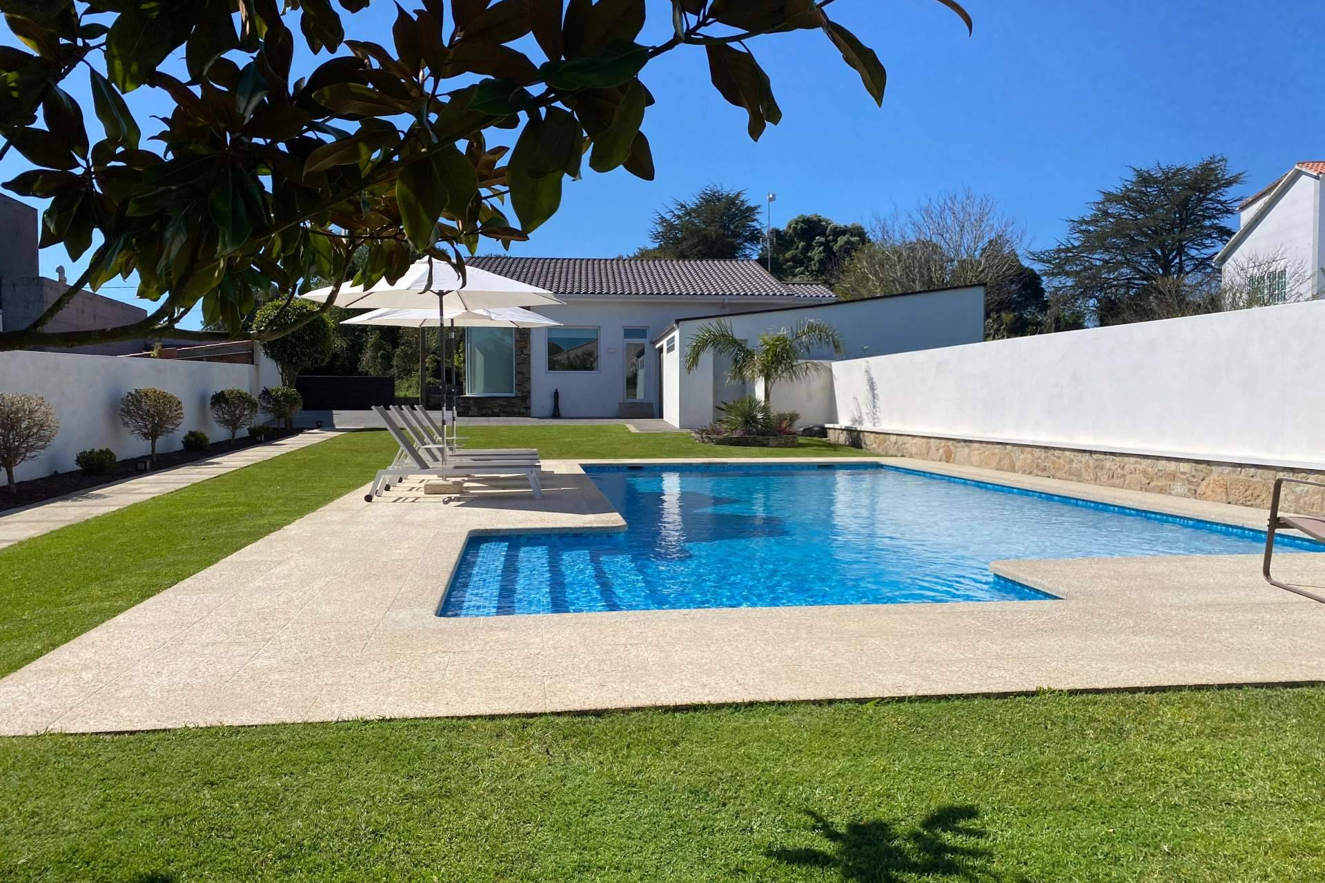Vivienda vacacional con piscina en O Grove en las Rías Baixas, confort y mar en Viña de Millán