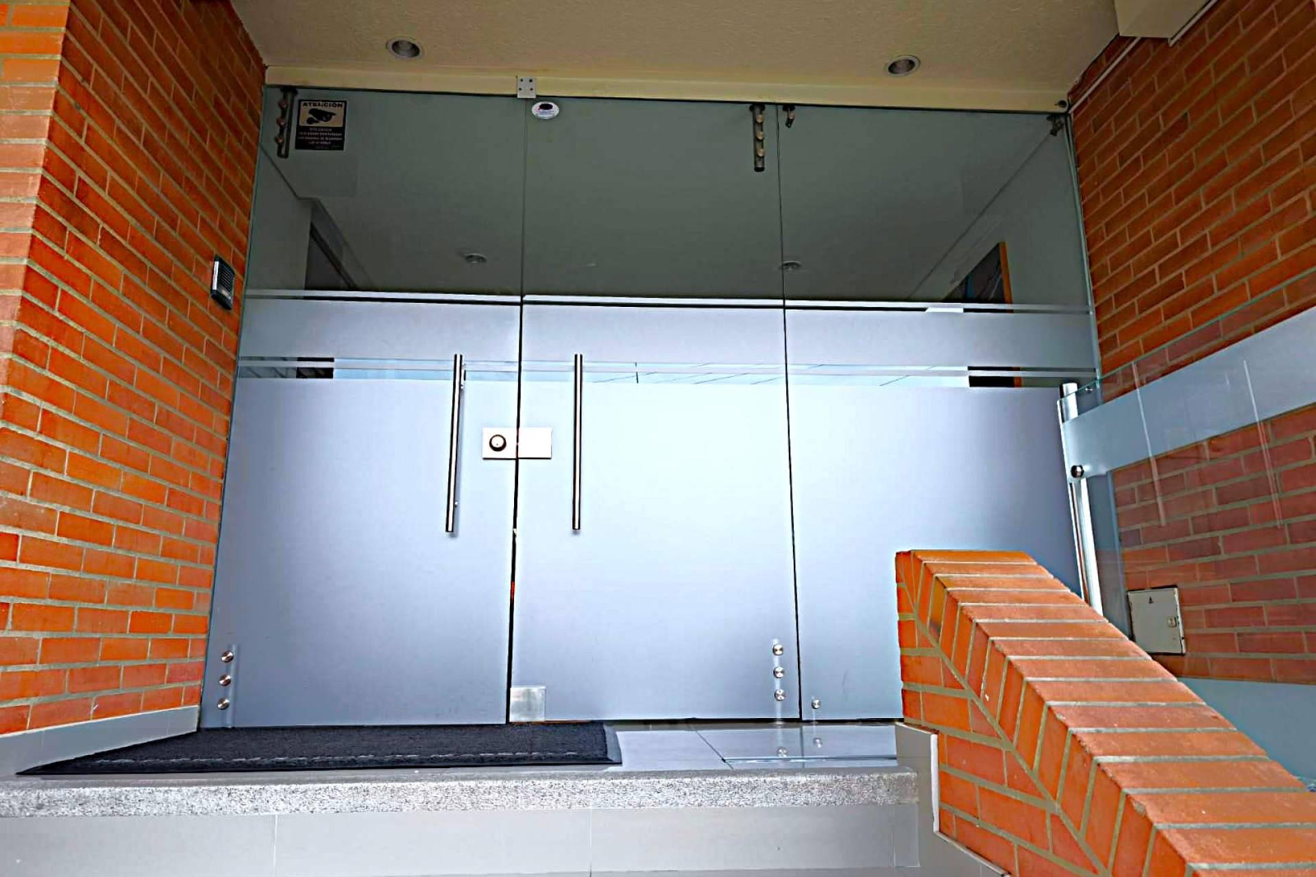 TESLA ARQUITECTURA SAS; 15 años elevando el nivel técnico en puerta de vidrio y fachadas de vidrio