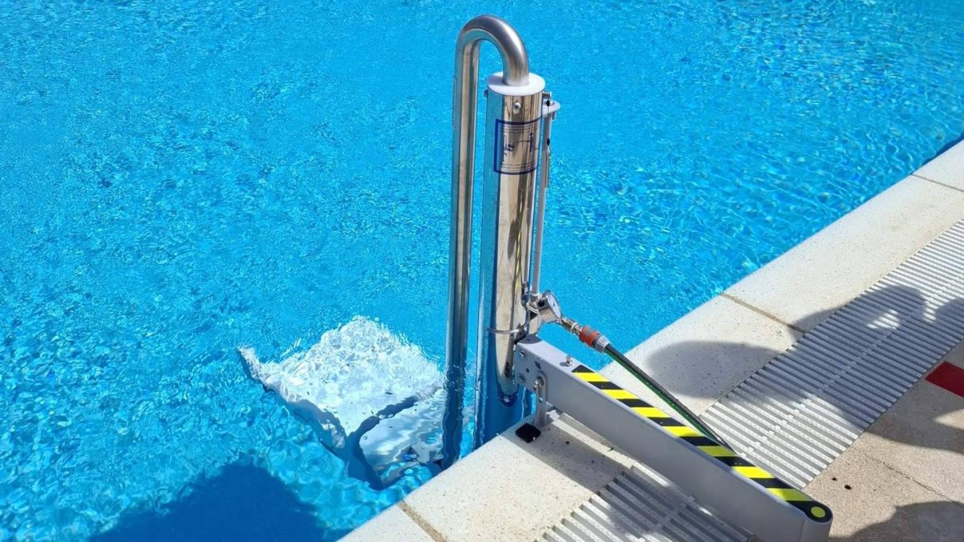 Grúas de piscina en Madrid, una opción eficaz para facilitar el acceso en piscinas comunitarias en verano