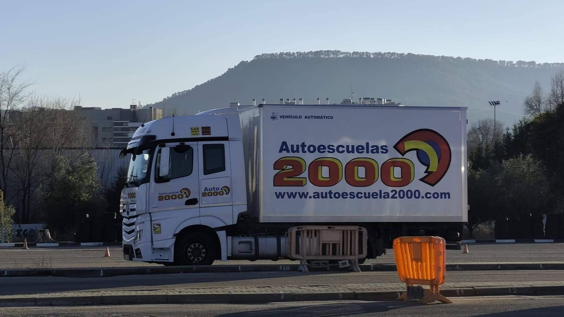 Autoescuela 2000 impulsa el arraigo socioformativo mediante la formación CAP para transporte de mercancías y viajeros